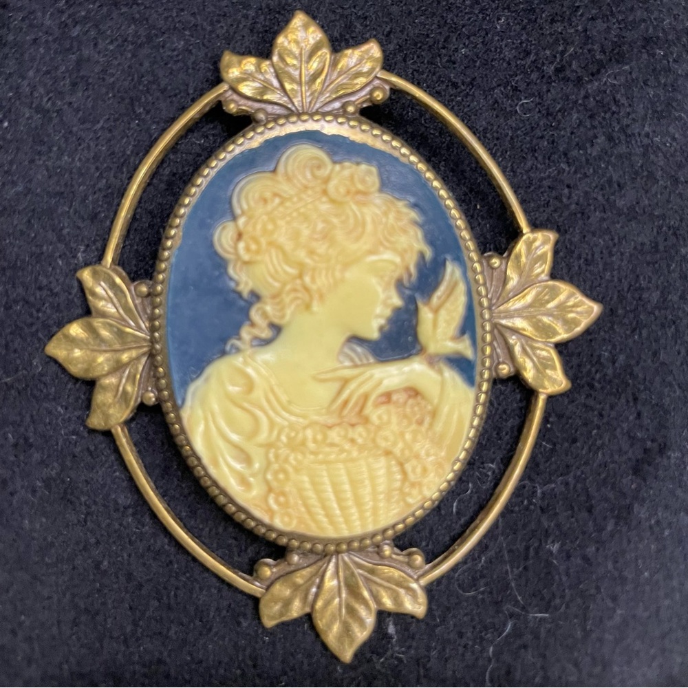1960s Vintage Lady & Songbird Cameo 2.5" Brooch Pendant w/ Gold Leaf Frame